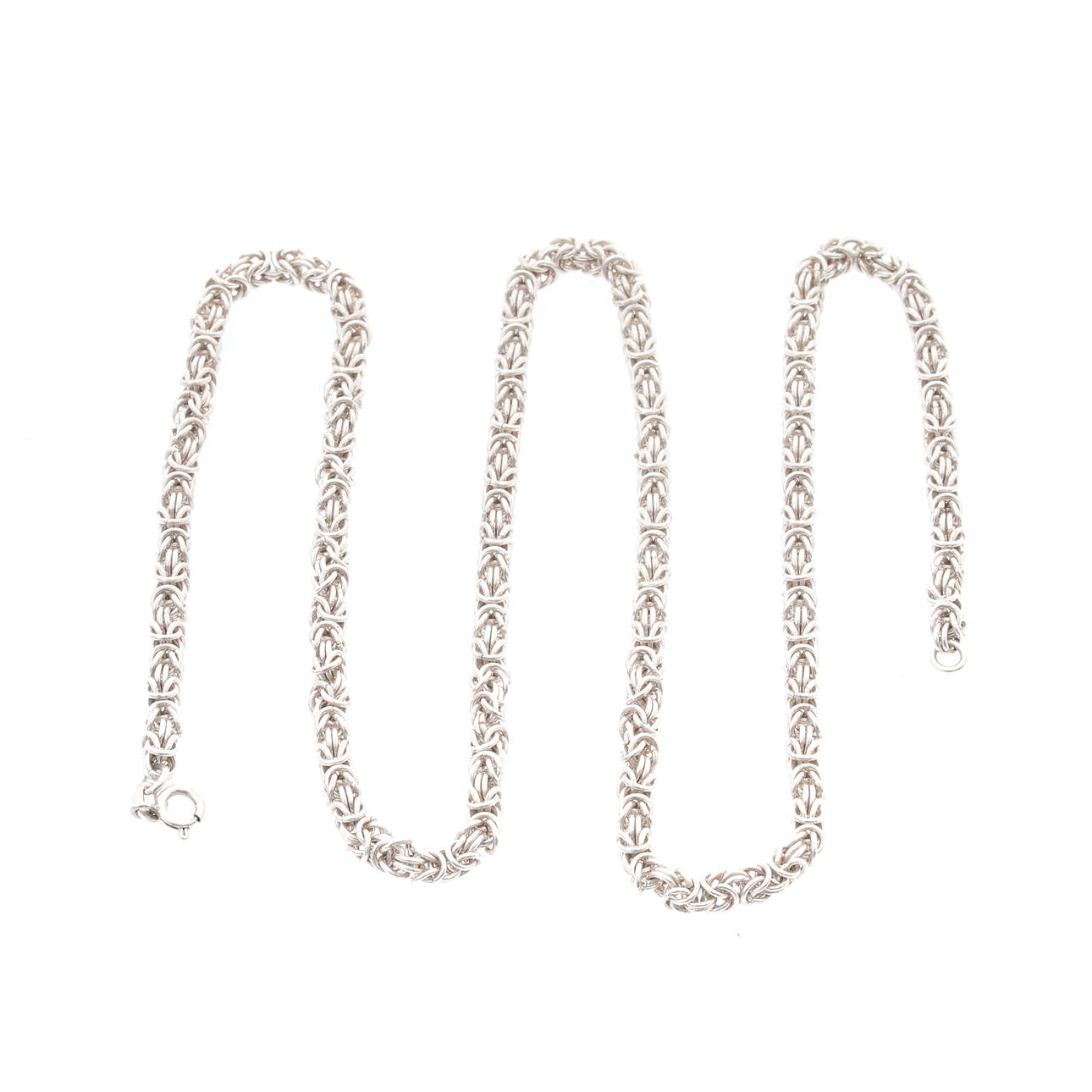 A MODERN 925 MARK SILVER NECK CHAIN WITH ENTWINED CIRCULAR LINKING.