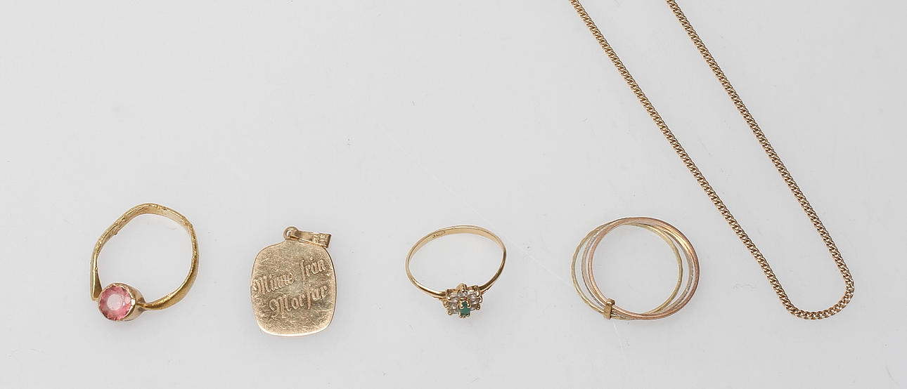 GULDSSMYCKEN, 5 delar, 18-23 k, vikt totalt ca. 11,5 gram.