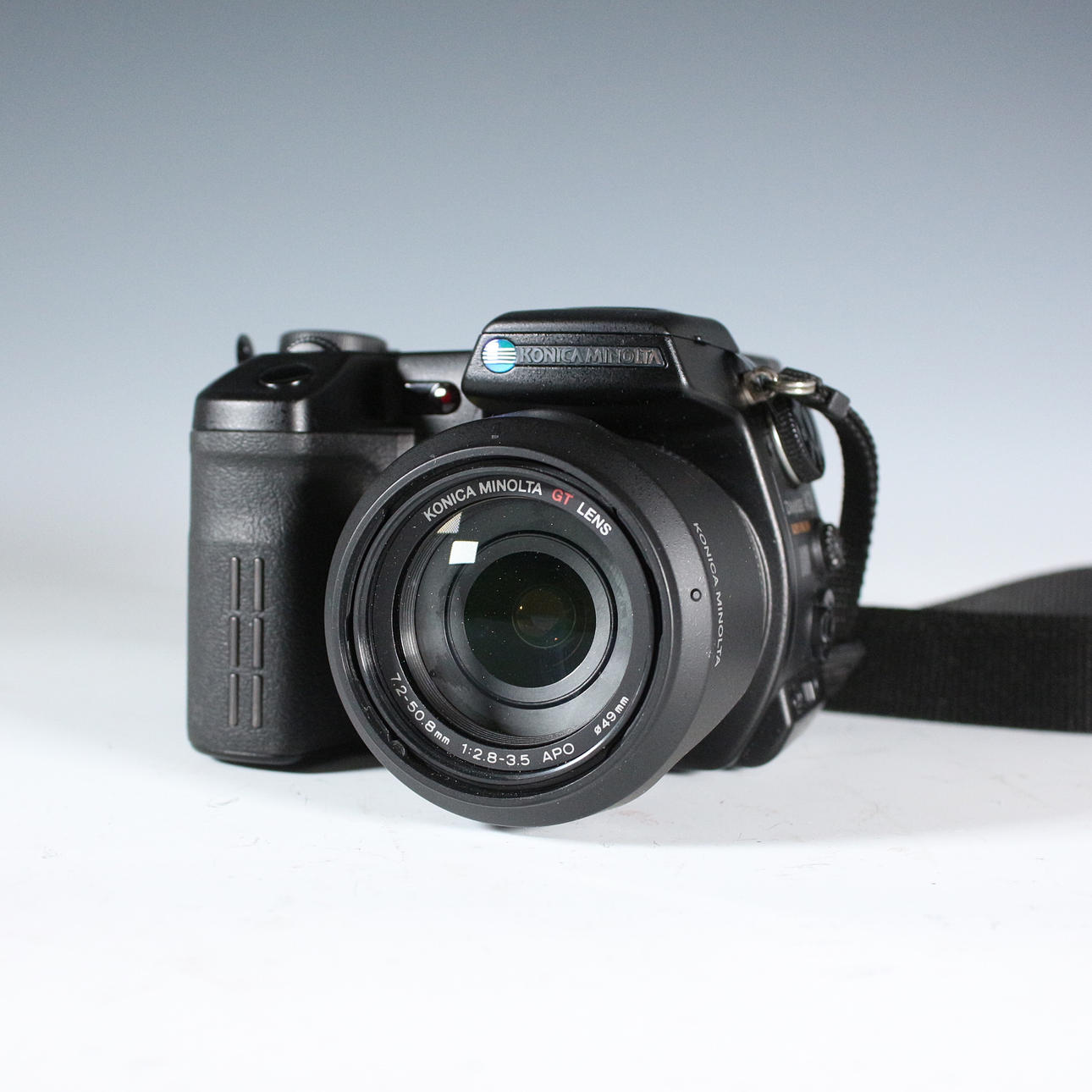 KONICA MINOLTA Dimage A2 con accesorios.