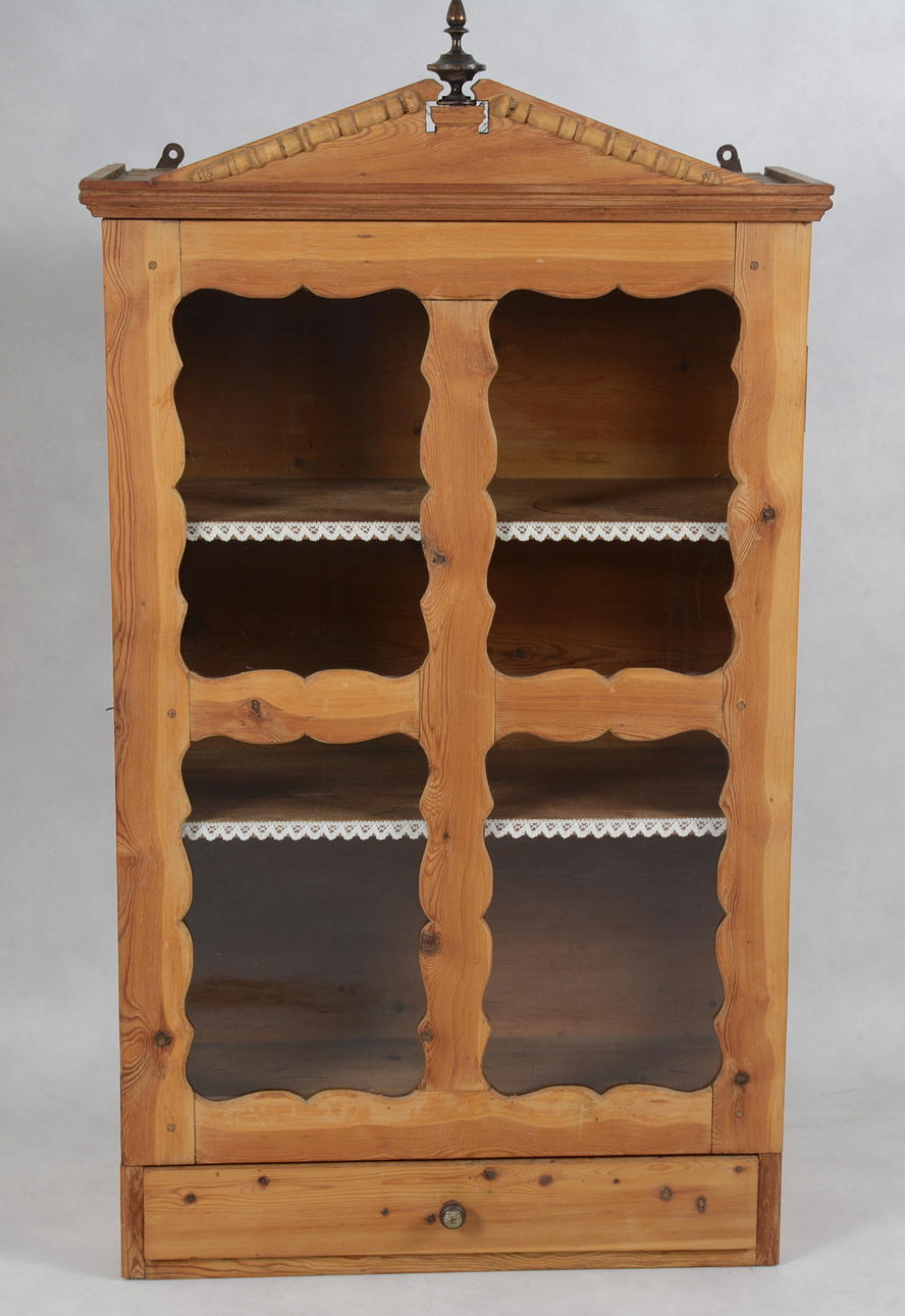 KÖKSVÄGGVITRINSKÅP.