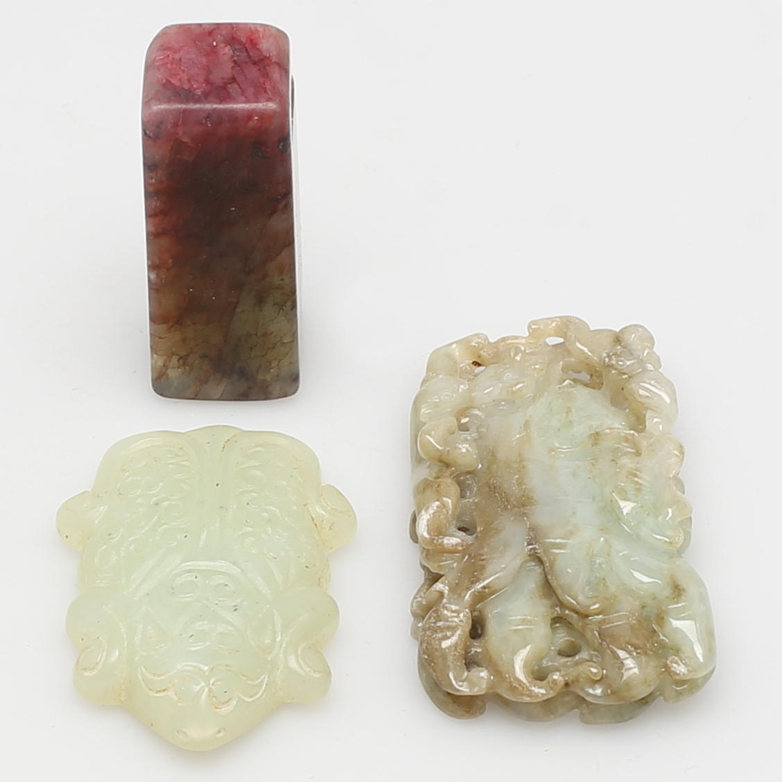 PARTI STENARBETE. 3 delar. Nefrit/Jade?. Sigillstamp samt två amuletter/hängen.