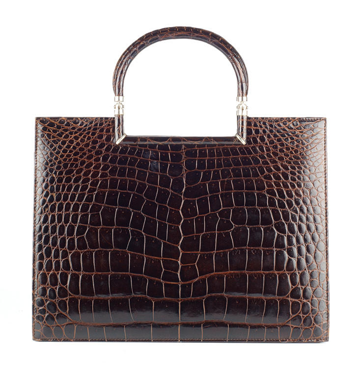 HANDVÄSKA i präglat krokodilläder. Guld pil studio. 2:a hälften av den 20: e århundrade.