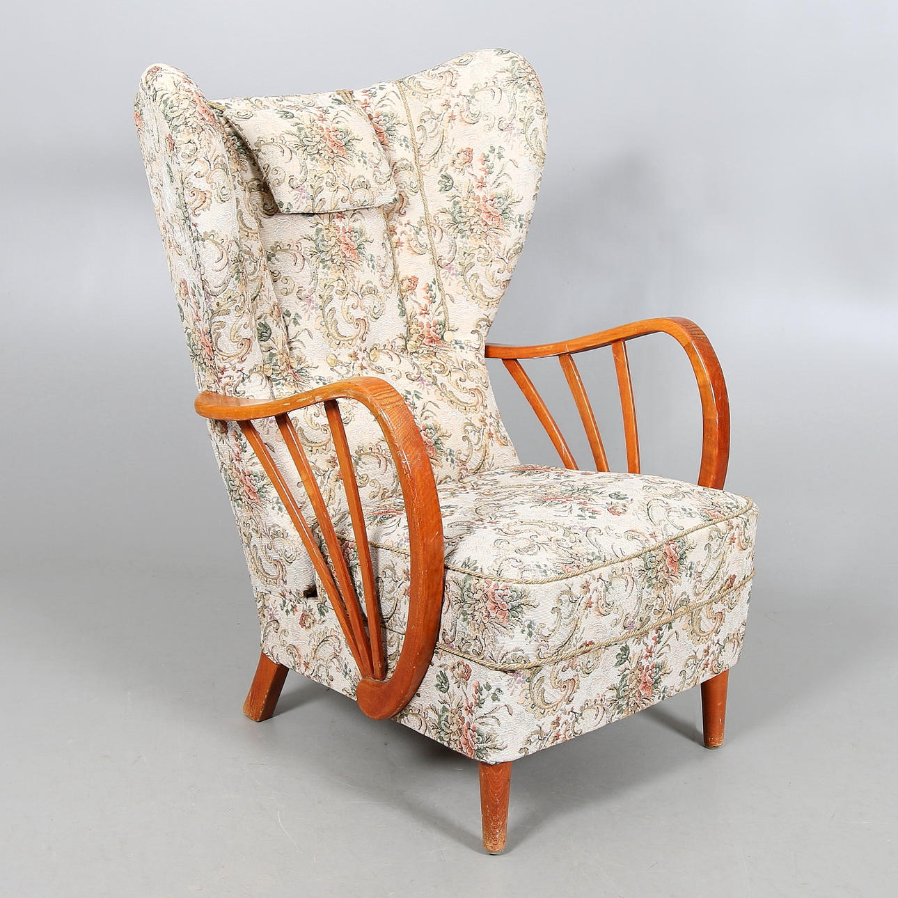 FÅTÖLJ, öronlappsmodell. 1940/50-tal.