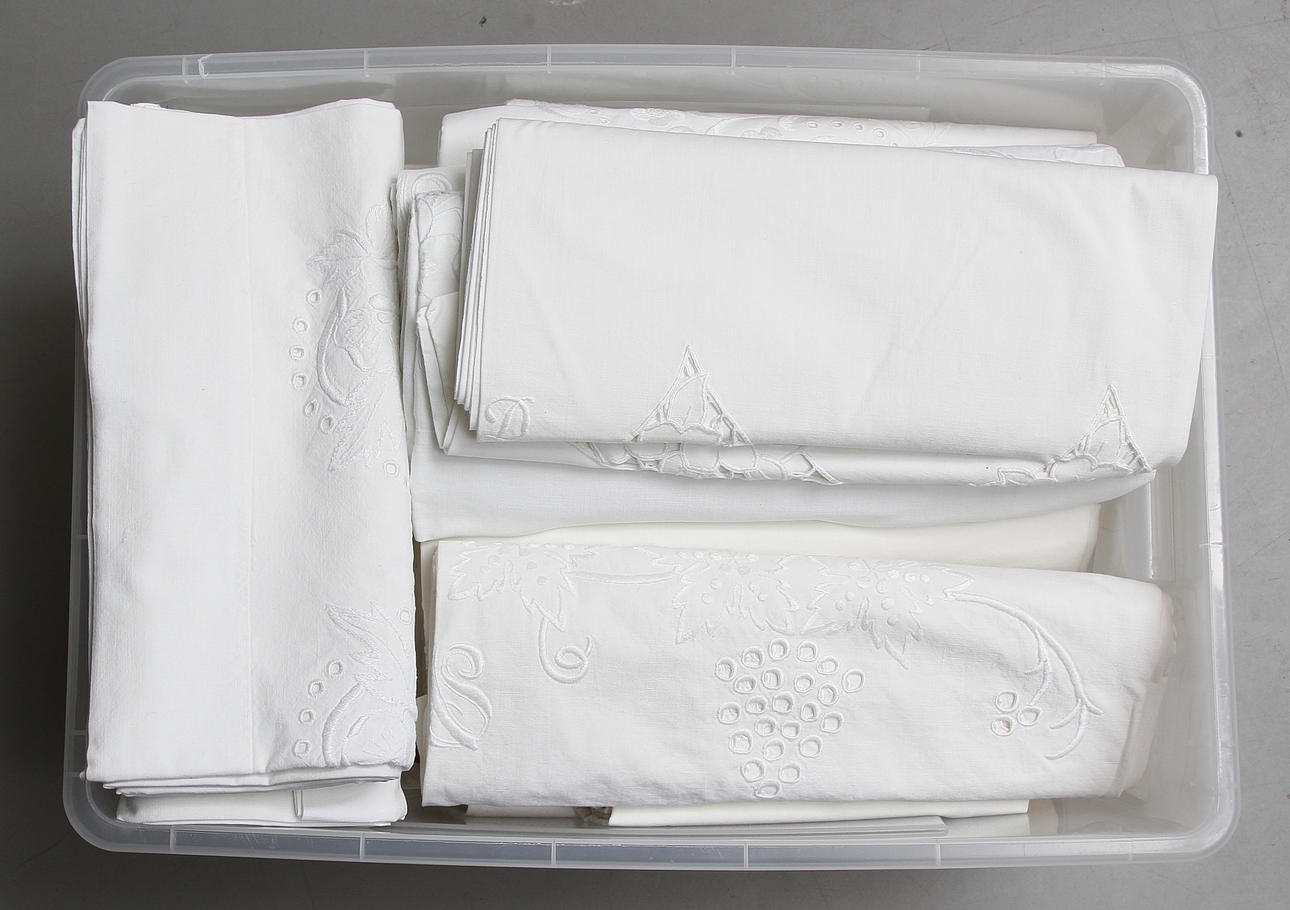 TEXTILER bland annat med brodyr samt spetsar, 1900-tal.