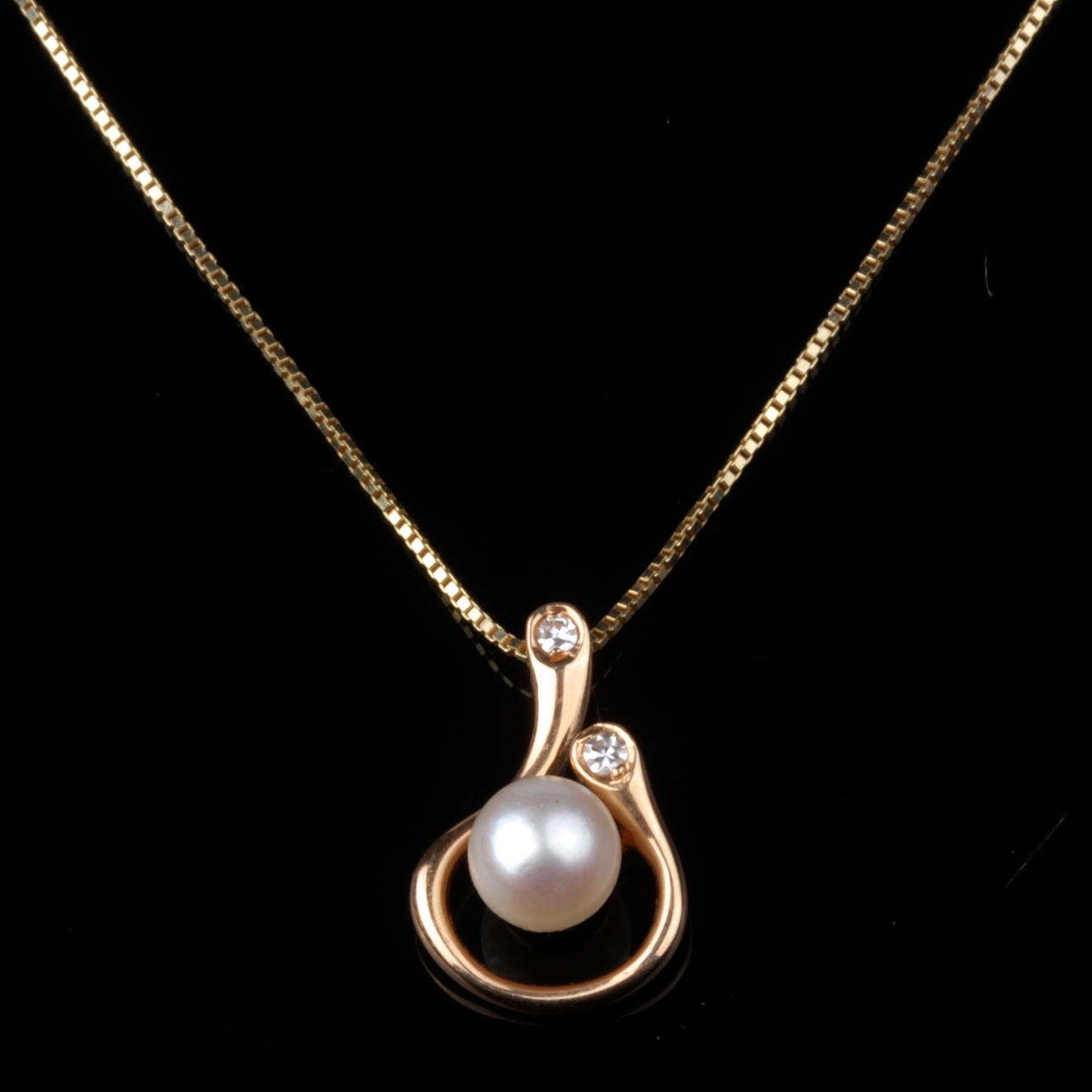 HALSBAND, samt hänge med pärla och diamanter, 18k guld, vikt ca 3,40 gram.