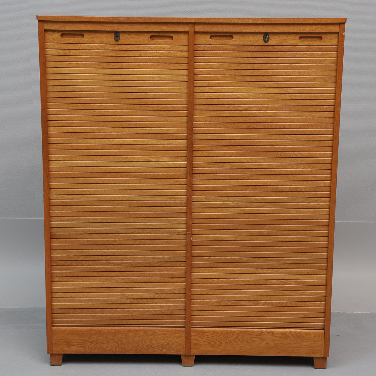 ARKIVSKÅP med jalusi, trä, 1900-tal.