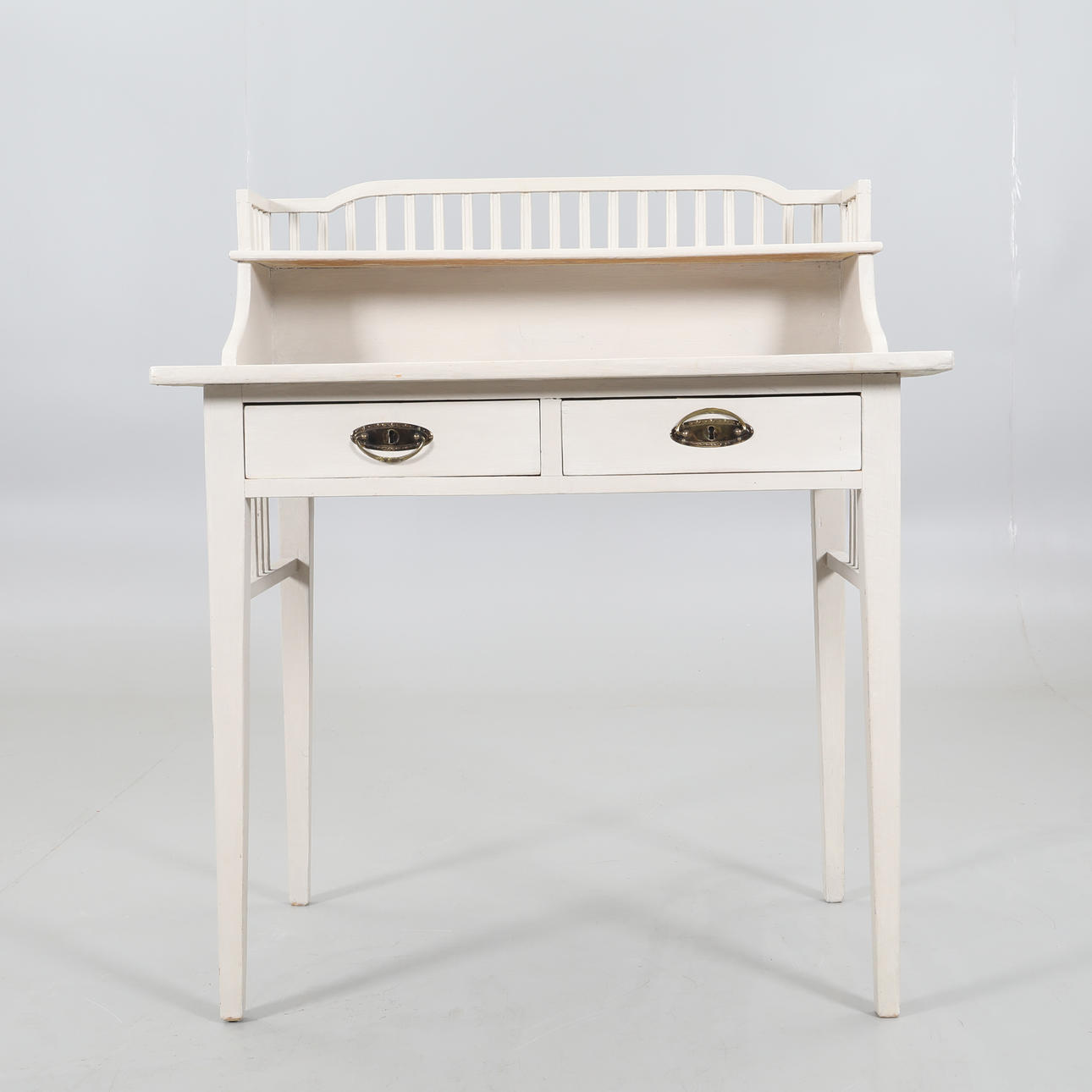 DAMSKRIVBORD med UPPSATS.