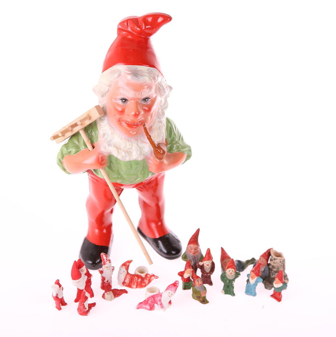 TOMTAR, 17 st, keramik och parian.