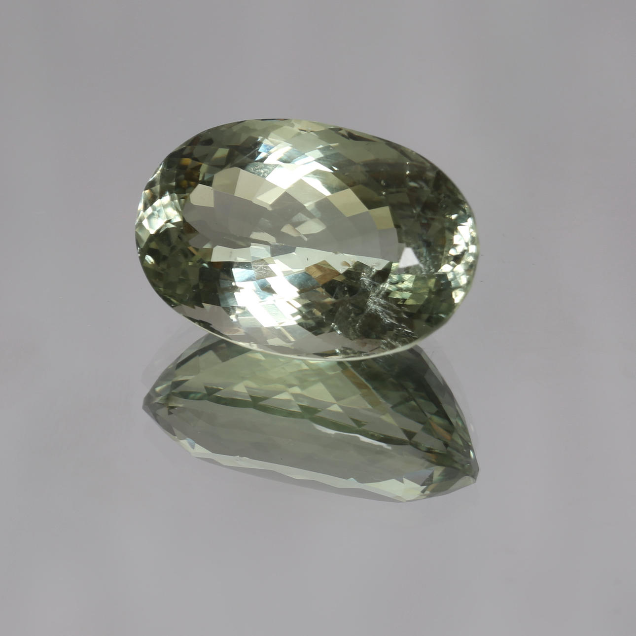GRÖN AMETIST, cirka 43,60 ct.