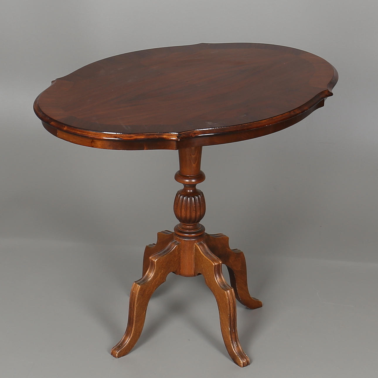 BORD i mahognyfanér. Nyrokoko-stil. 1900-talets mitt.