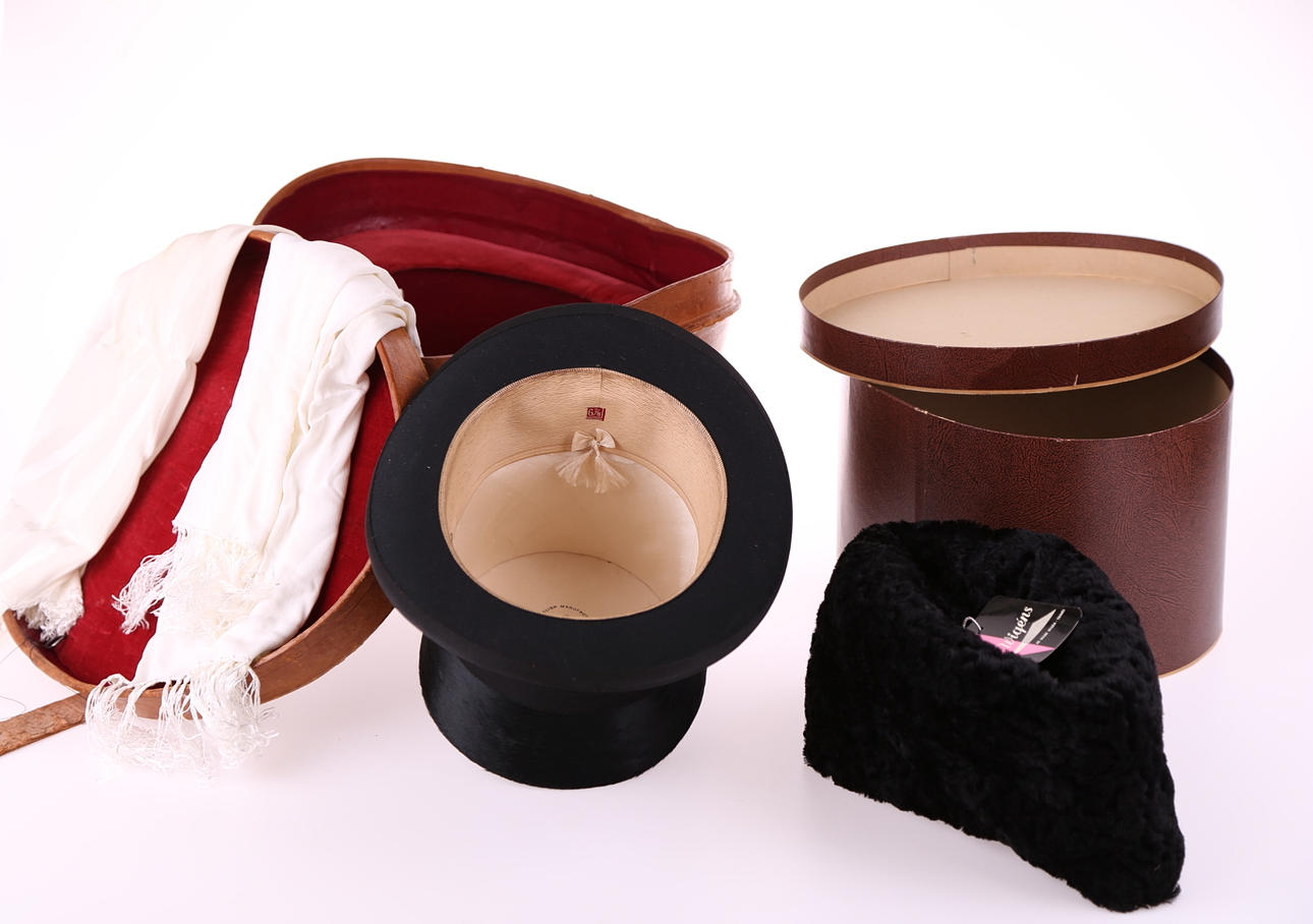 HÖG HATT + PÄLSMÖSSA + SILKESHALSDUKAR, 2 st.