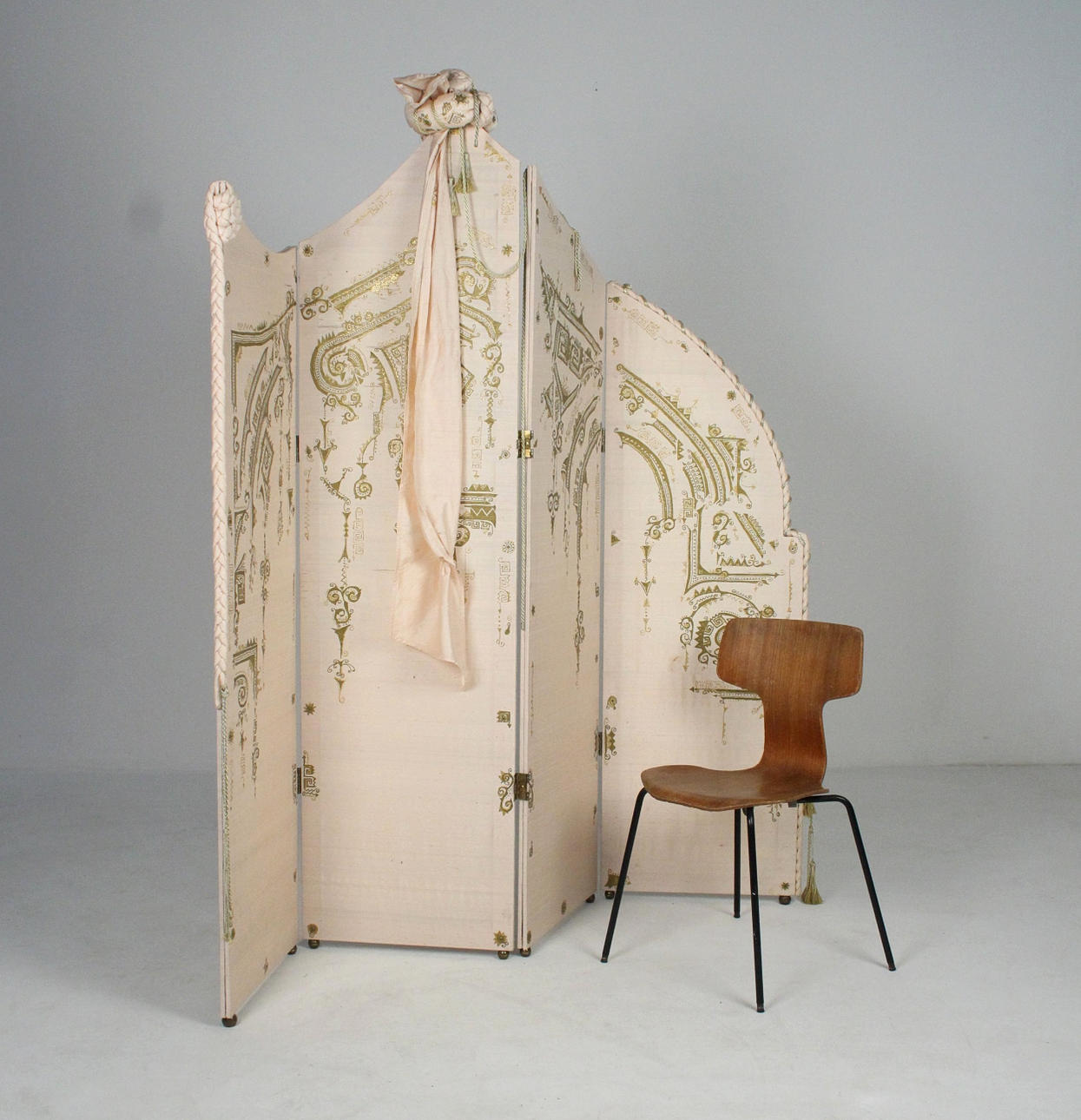 Paravent, Seide & Posamenten.