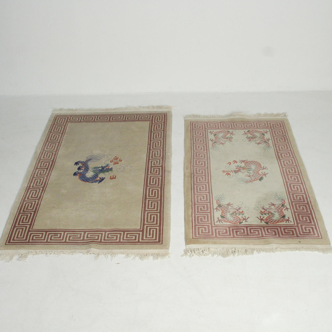 2 slingrande mönster mattor.