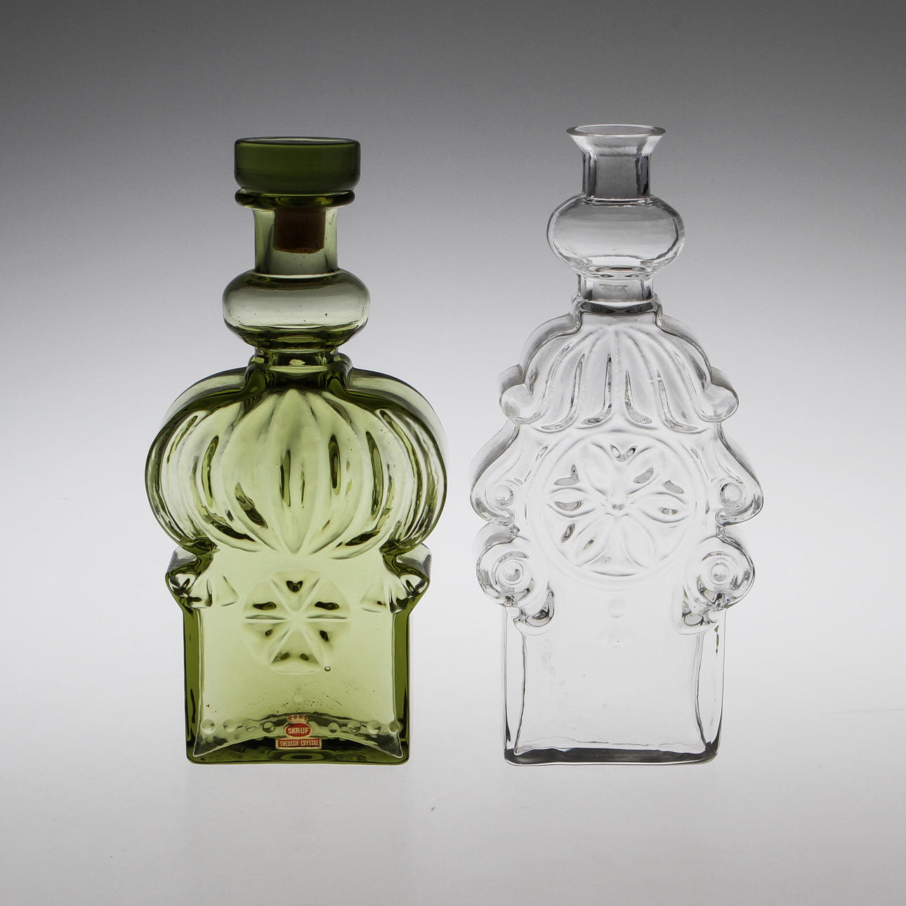 KARAFFER, 2st, glas, Skruf glasbruk varav en signerad Lars Hellsten.