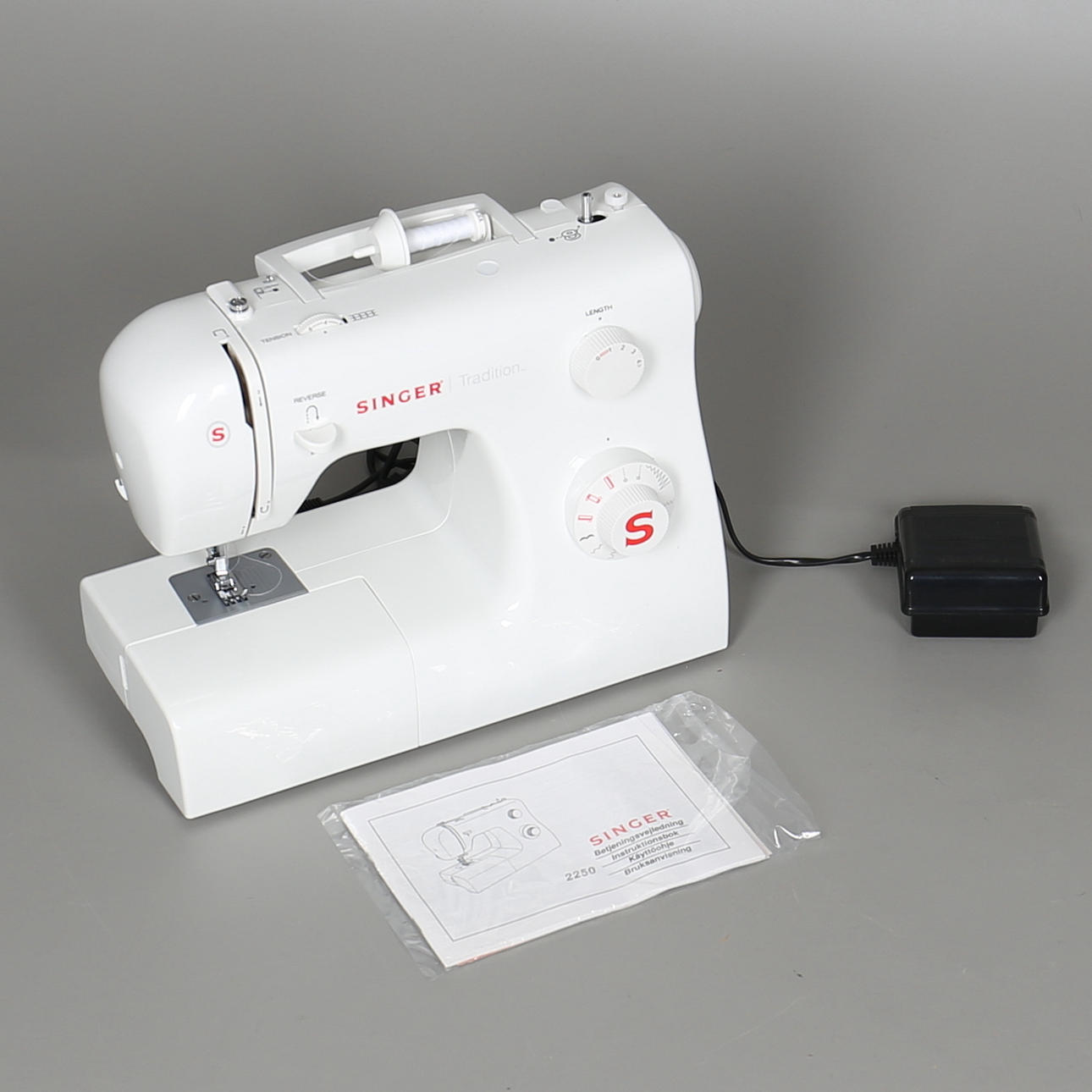SEWING MACHINE. Singer Tradition 2250 Nordic.