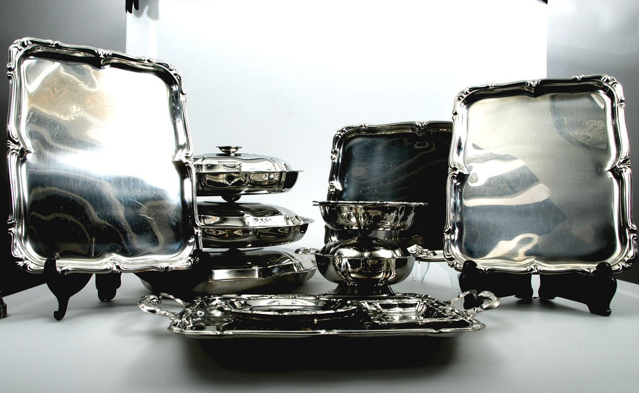 PARTI SERVERINGSBRICKOR OCH SKÅLAR MED LOCK, 15 delar, rostfritt.