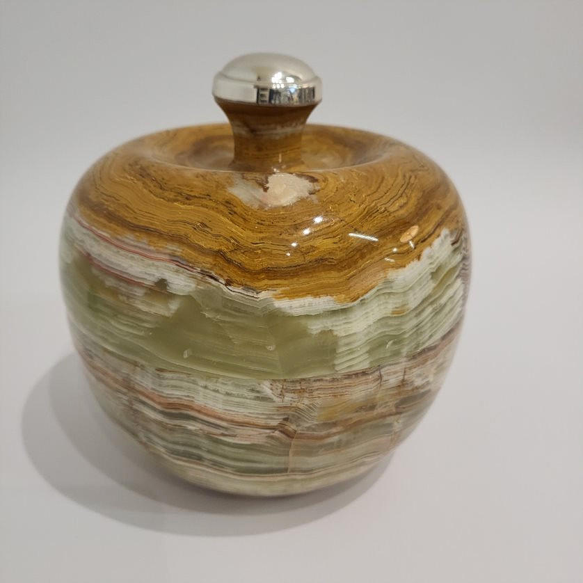 BOX LIKE AN APPLE ONYX SILVER KNOB.