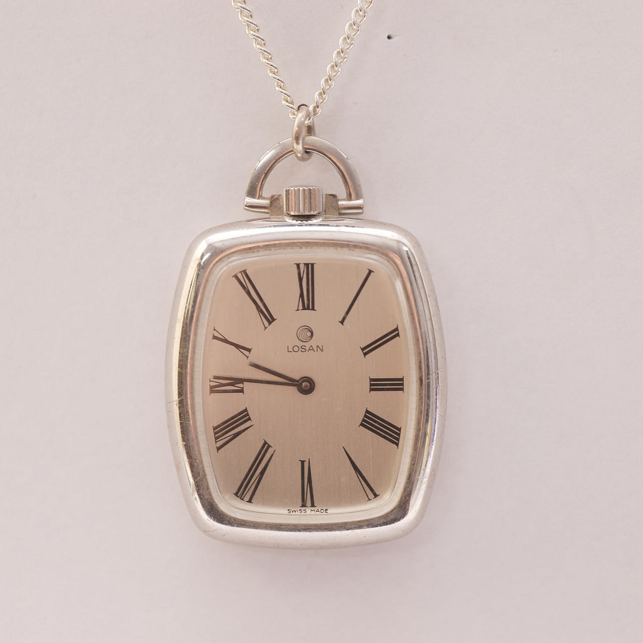 LOSAN RELOJ COLGANTE CON CADENA EN PLATA.