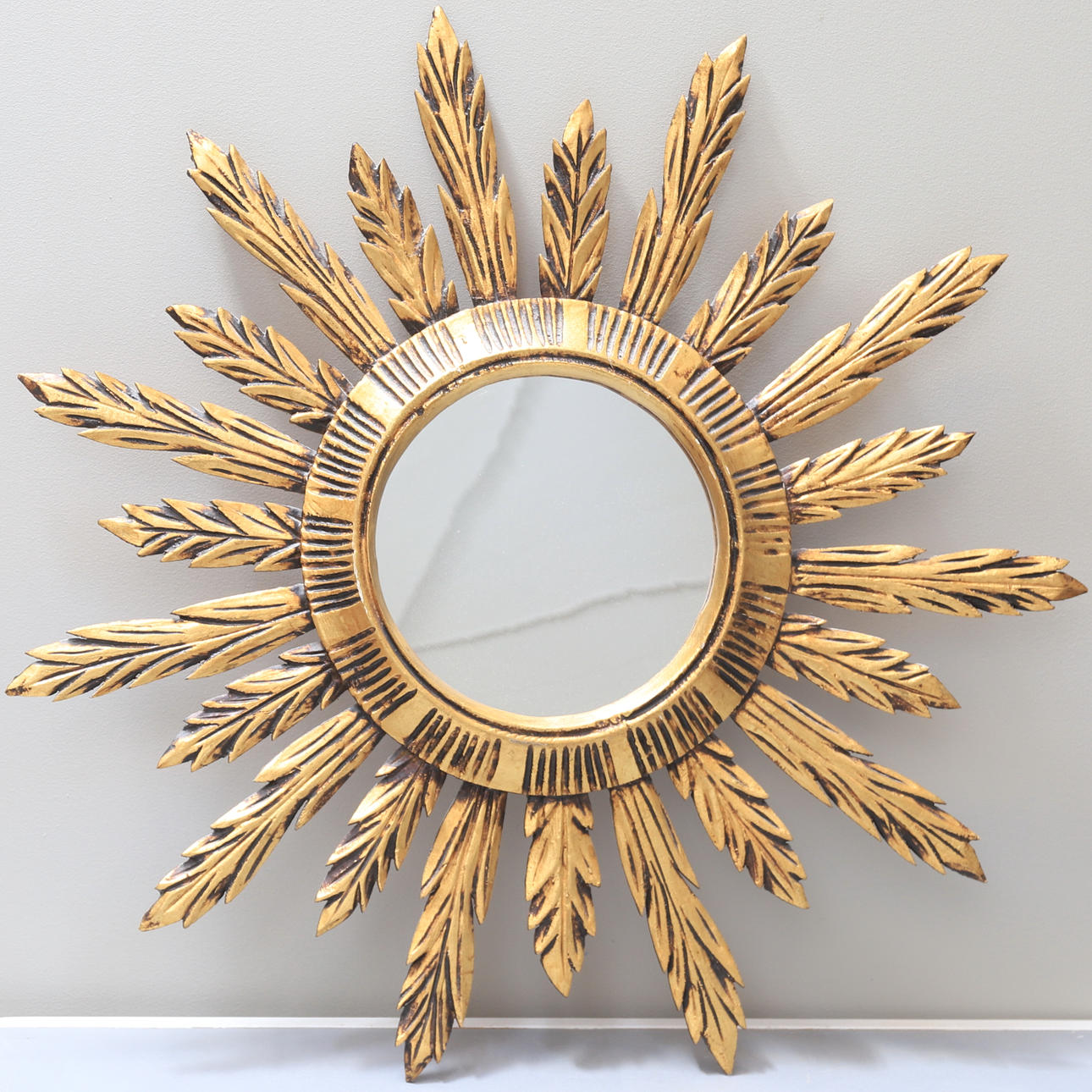 SOLSPEGEL, skuret trä, 1900-tal.