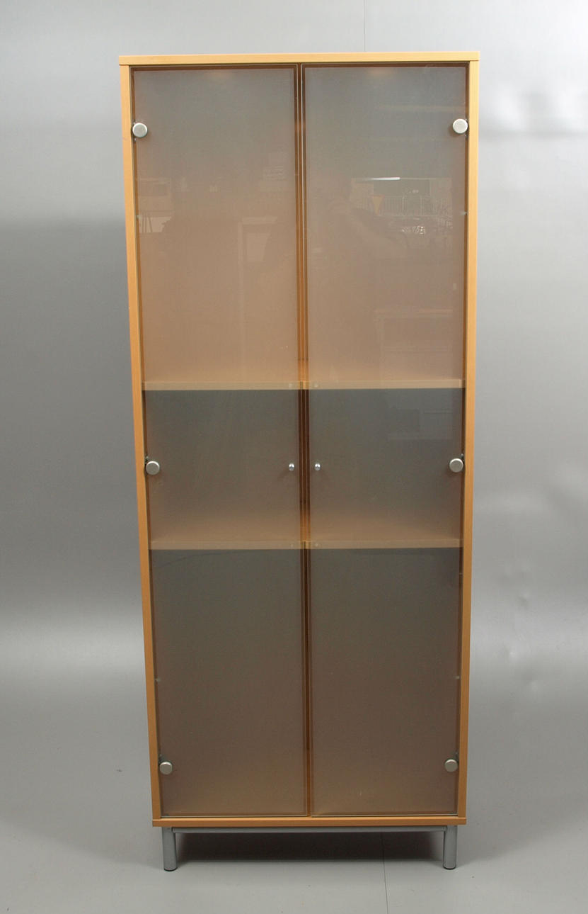 SKÅP MED FROSTADE GLASDÖRRAR, sent 1900-tal.