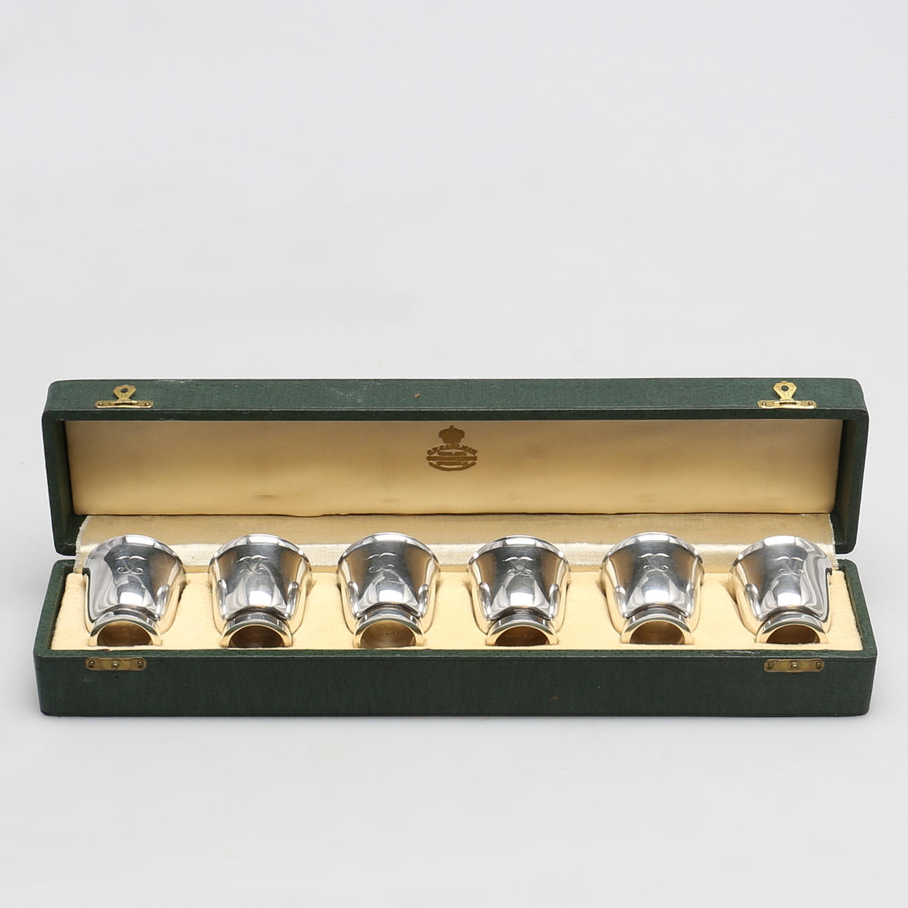 SUPKOPP/SNAPSGLAS. 6 st. Silver. Tillverkade av C.F Carlman, Stockholm, 1949.