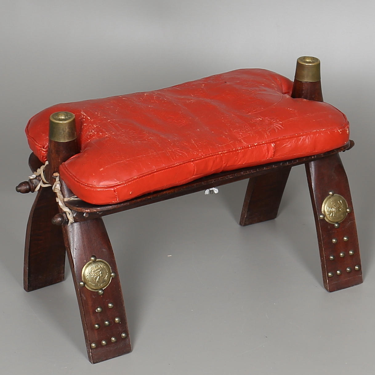 SADELPALL i trä med lädersits. 1900-talet.