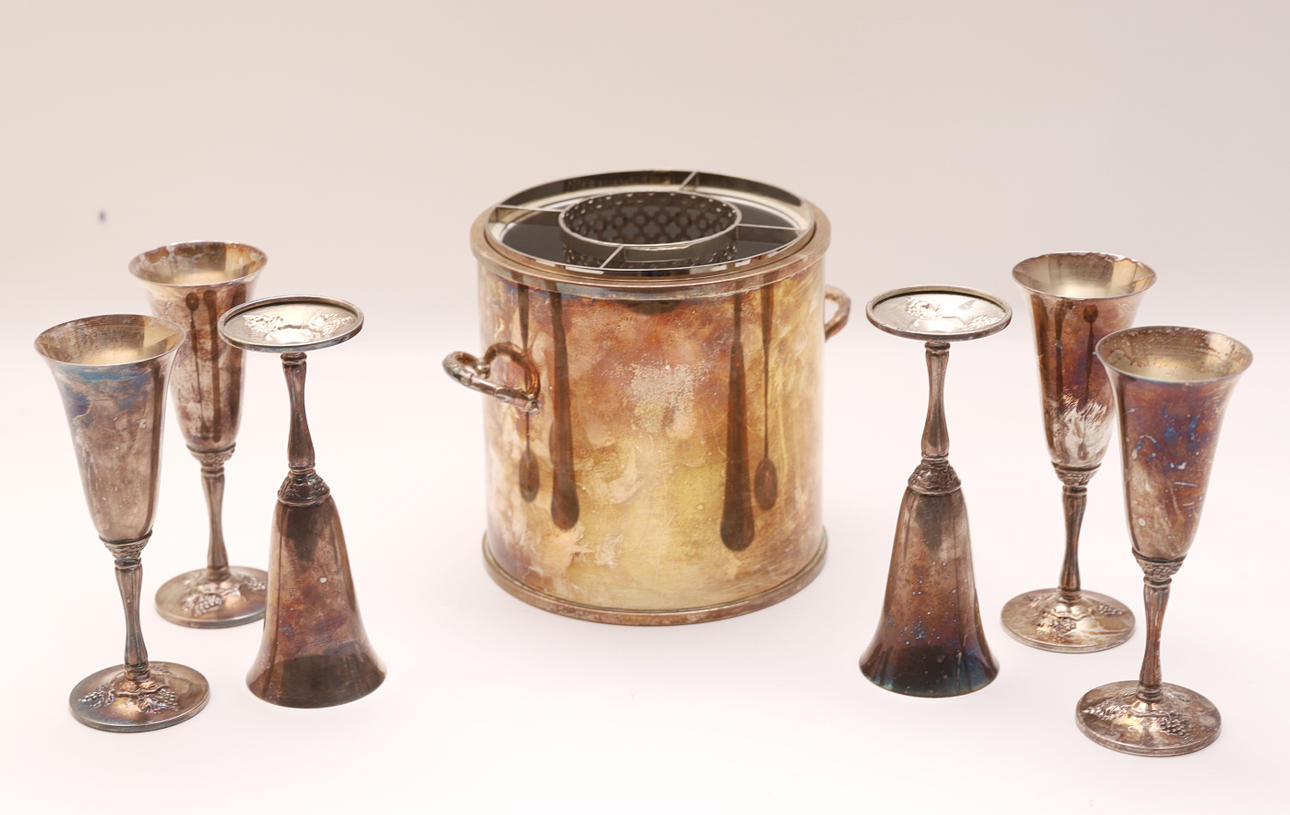 CHAMPAÑERA Y SEIS COPAS ALPACA PLATEADA.