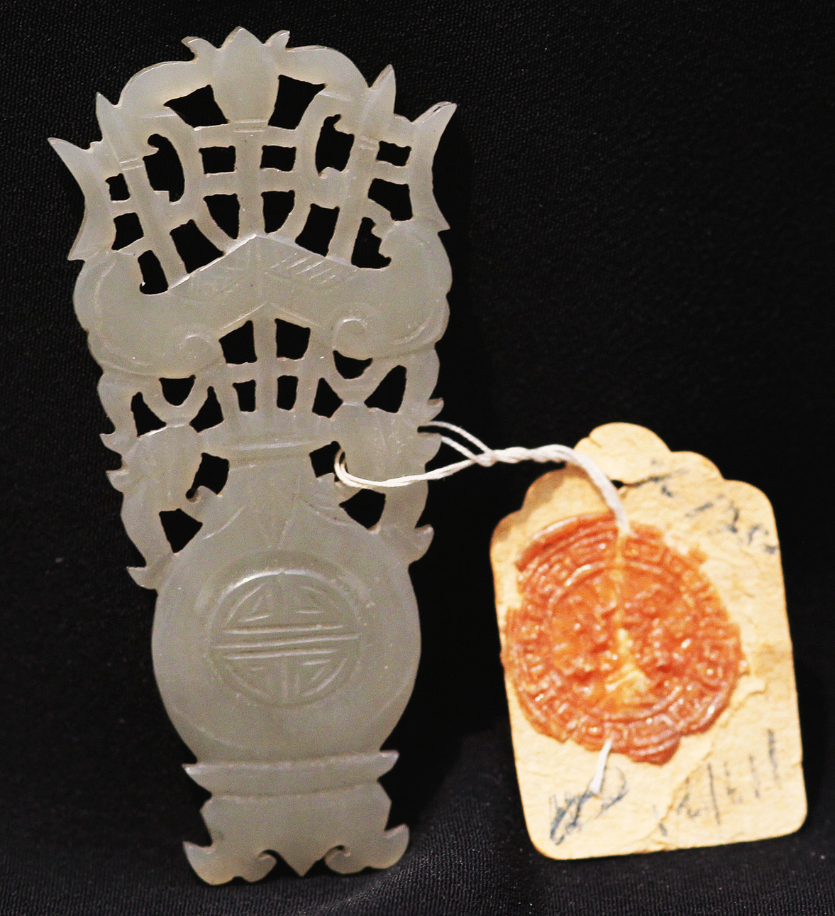 Hänge, jade, Kina, (2) troligen 1800-talet.