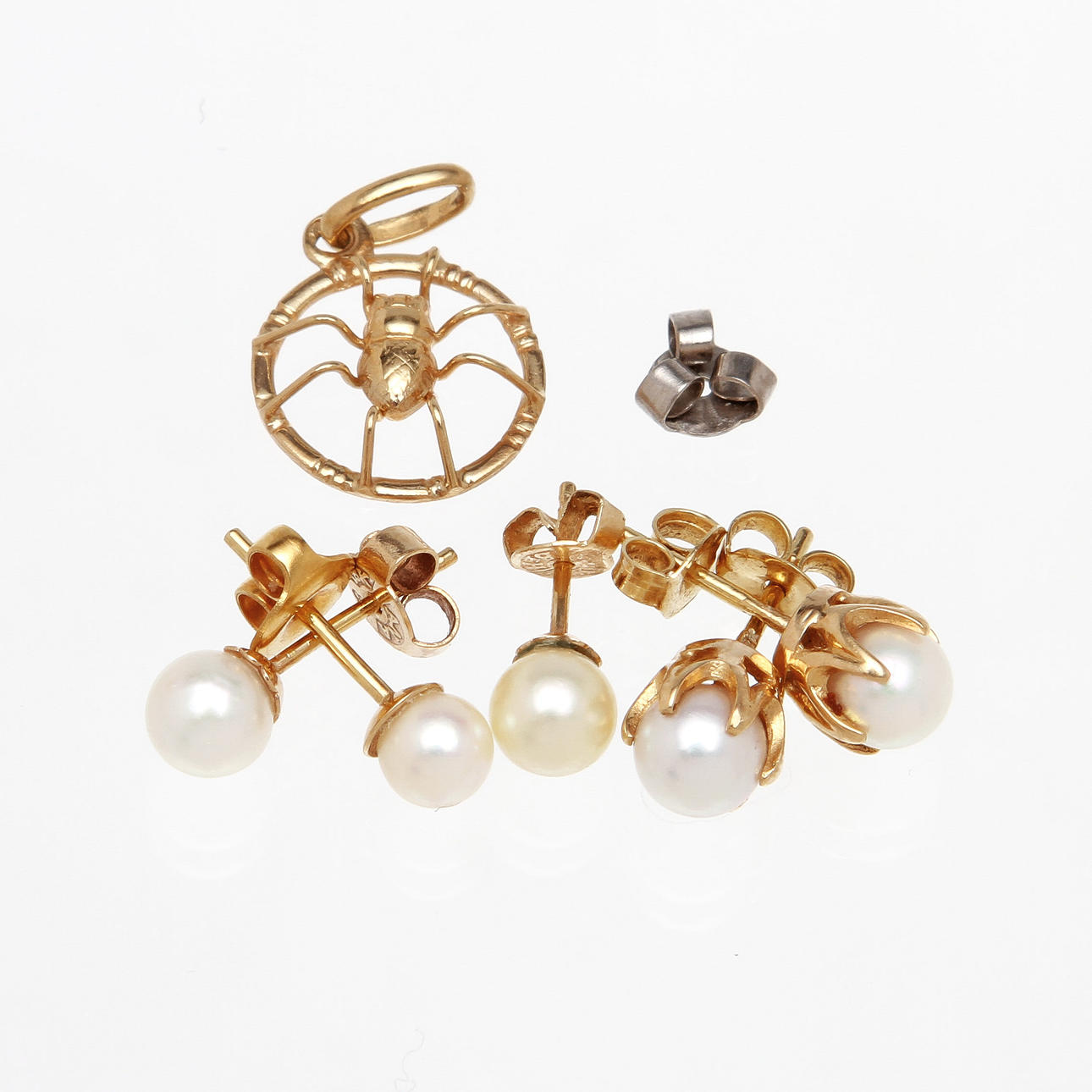 SMYCKEN, 6 delar, 18K guld med odlade pärlor. Vikt 4,9g.