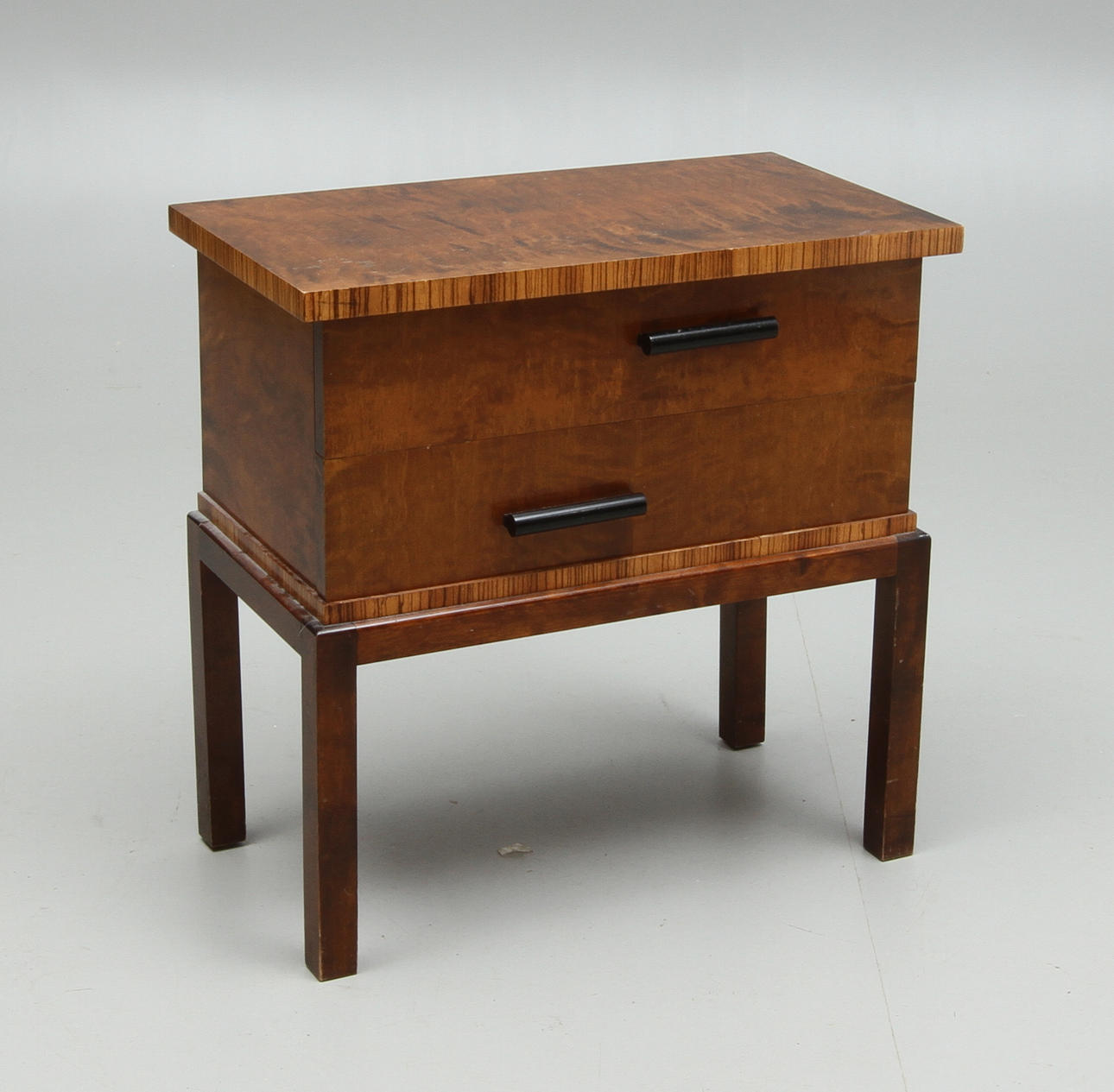 BYRÅ, två lådor, 1900-talets mitt.