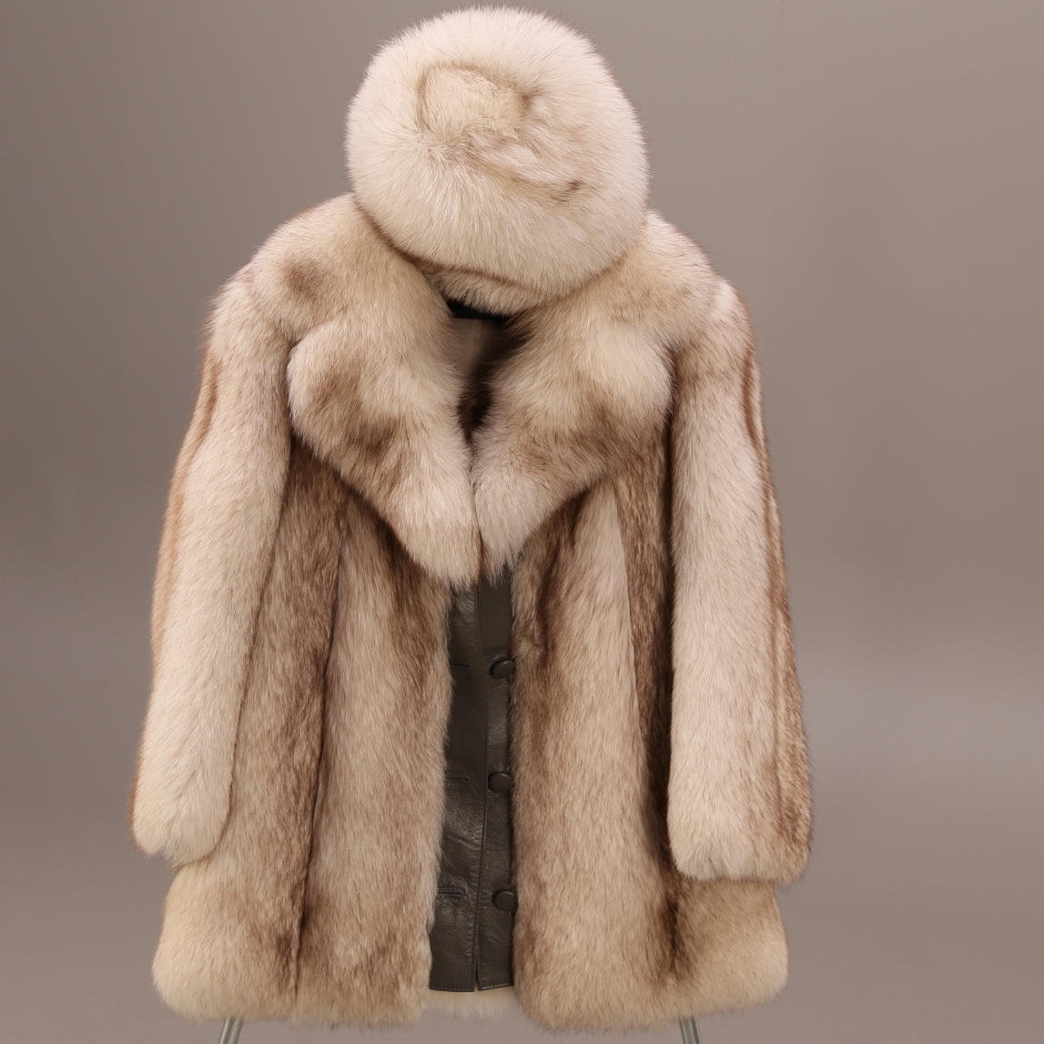 PÄLSJACKA med mössa, räv, skinninslag, storlek 38.