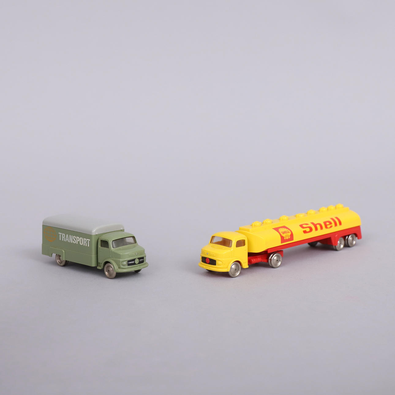 SPIELZEUGAUTOS 2 Stück, Maßstab 1/87, LEGO, Dänemark.