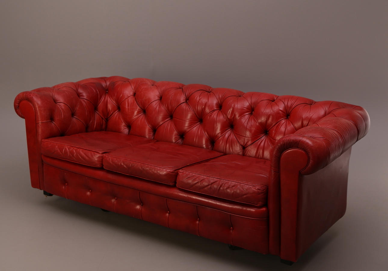 SOFFA, rött skinn, 3-sits, Chesterfield, 1900-tal.