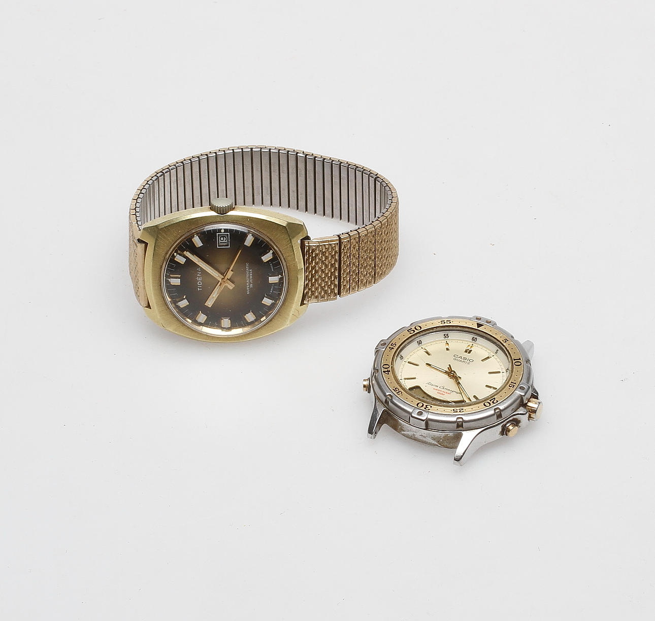 ARMBANDSUR, 2 st, Casio Quartz Alarm Chronograph och Tidena Superautomatic, 1900-tal.