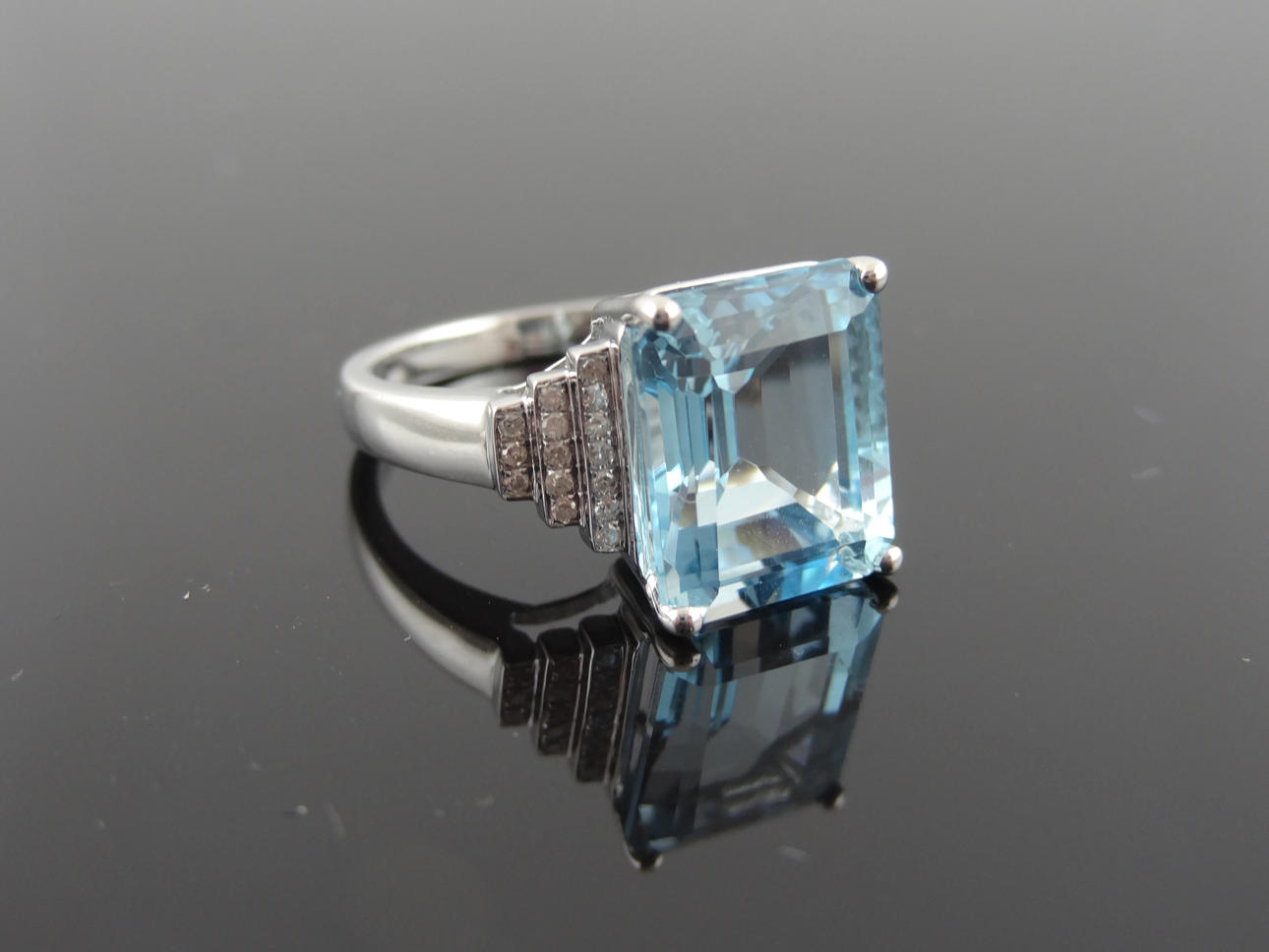 Kvinnors Emerald slipad Topaz/Diamantring 7,15cts.