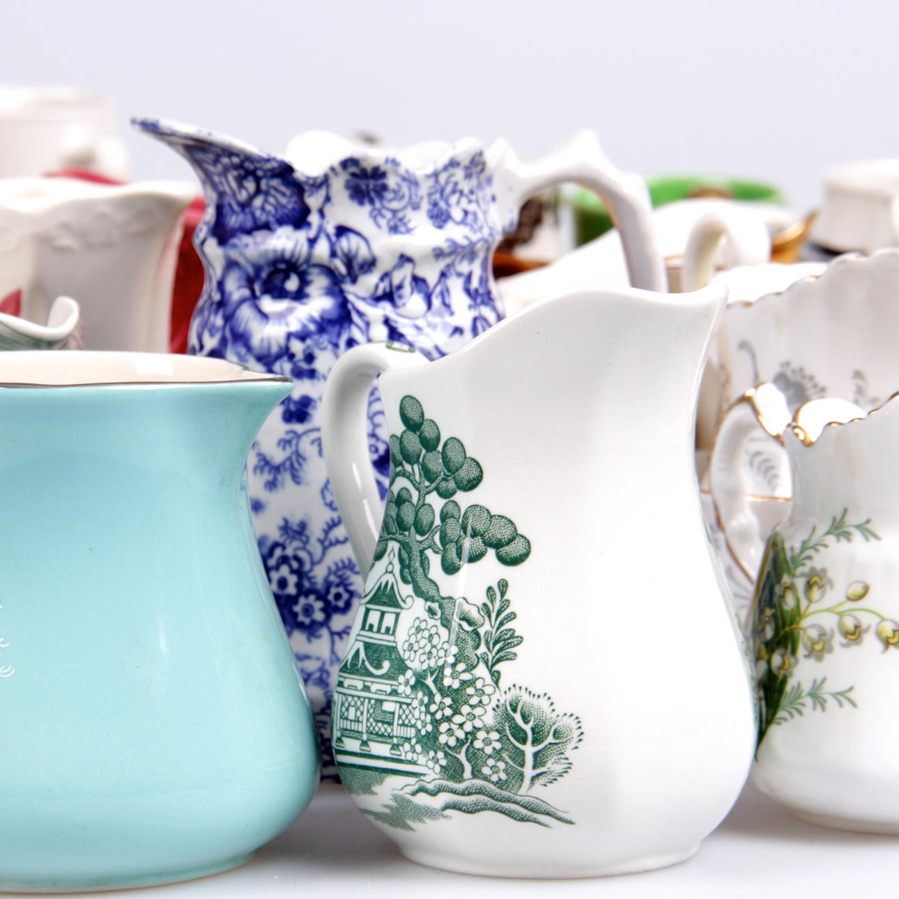 GRÄDDKANNOR, samt sockerskålar, 29 st. England.