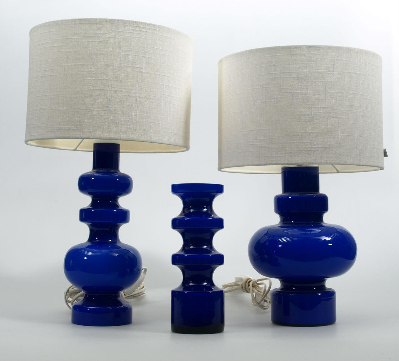 PEO STRÖM. Bordslampor, 2 stycken och vas, Alsterfors, en lampa och vas signerade.