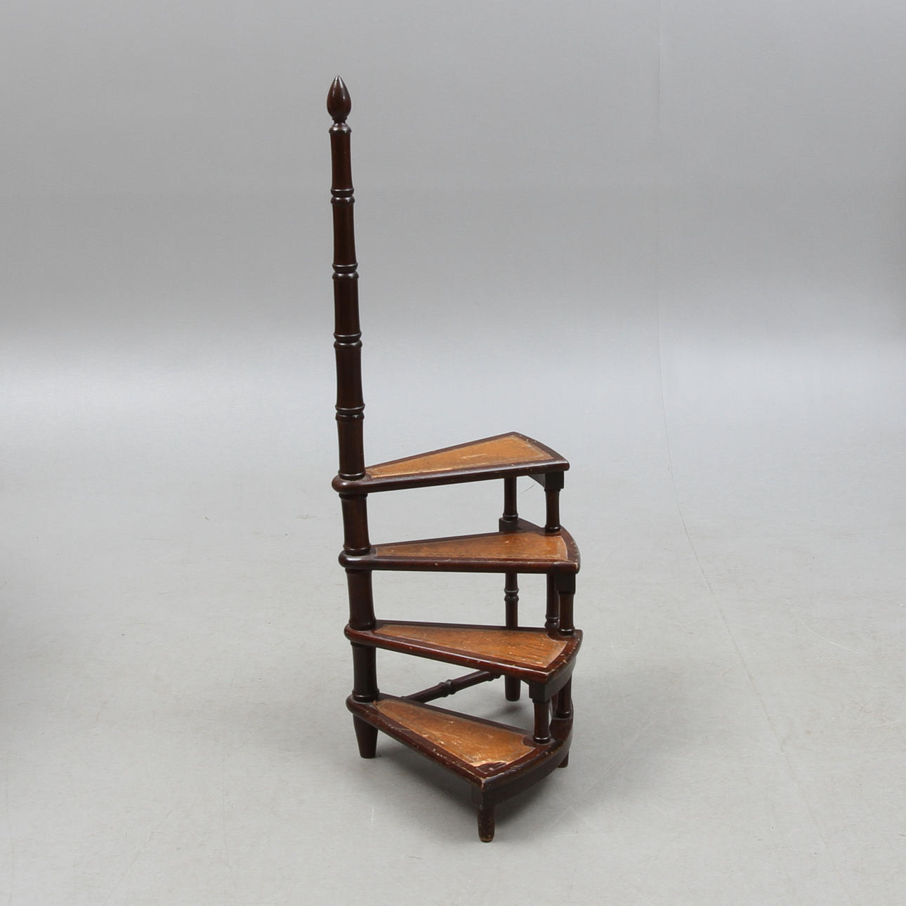 BIBLIOTEKSSTEGE, engelsk stil, 1900-tal.