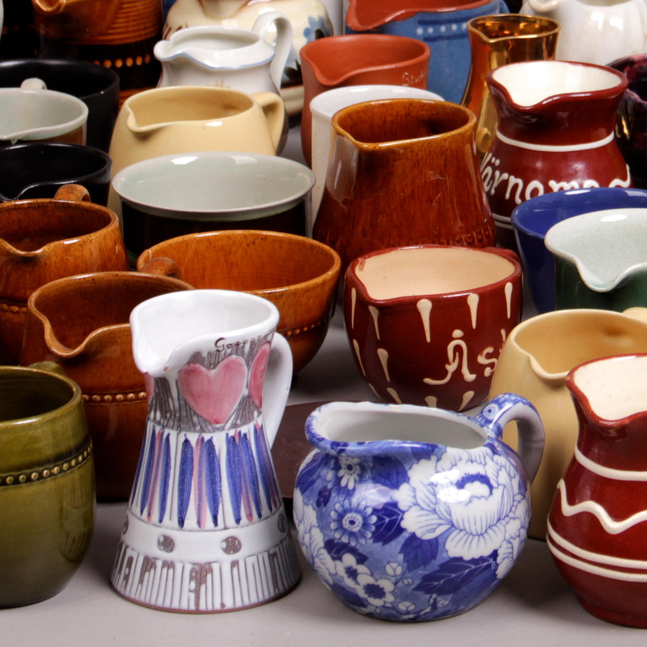 GRÄDDKANNOR, samt sockerskålar, 80 st. Höganäs och övriga Sverige.