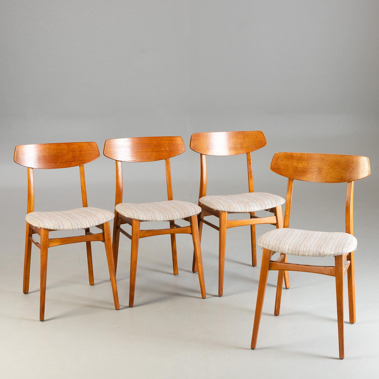 4 tiikkituolia WS:ltä.