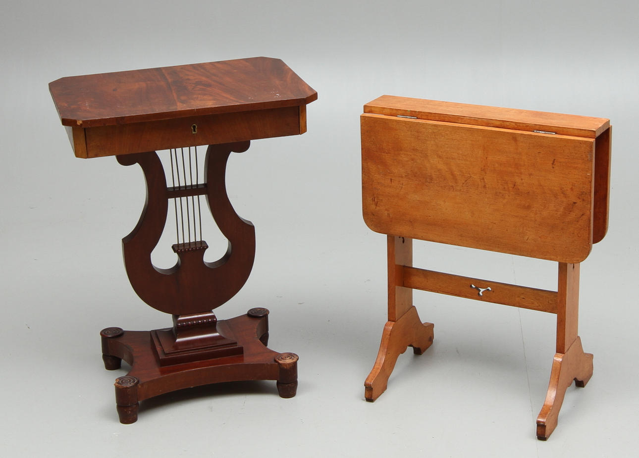 BORD, 2st, Bland annat med lyra, 1800/1900-tal.