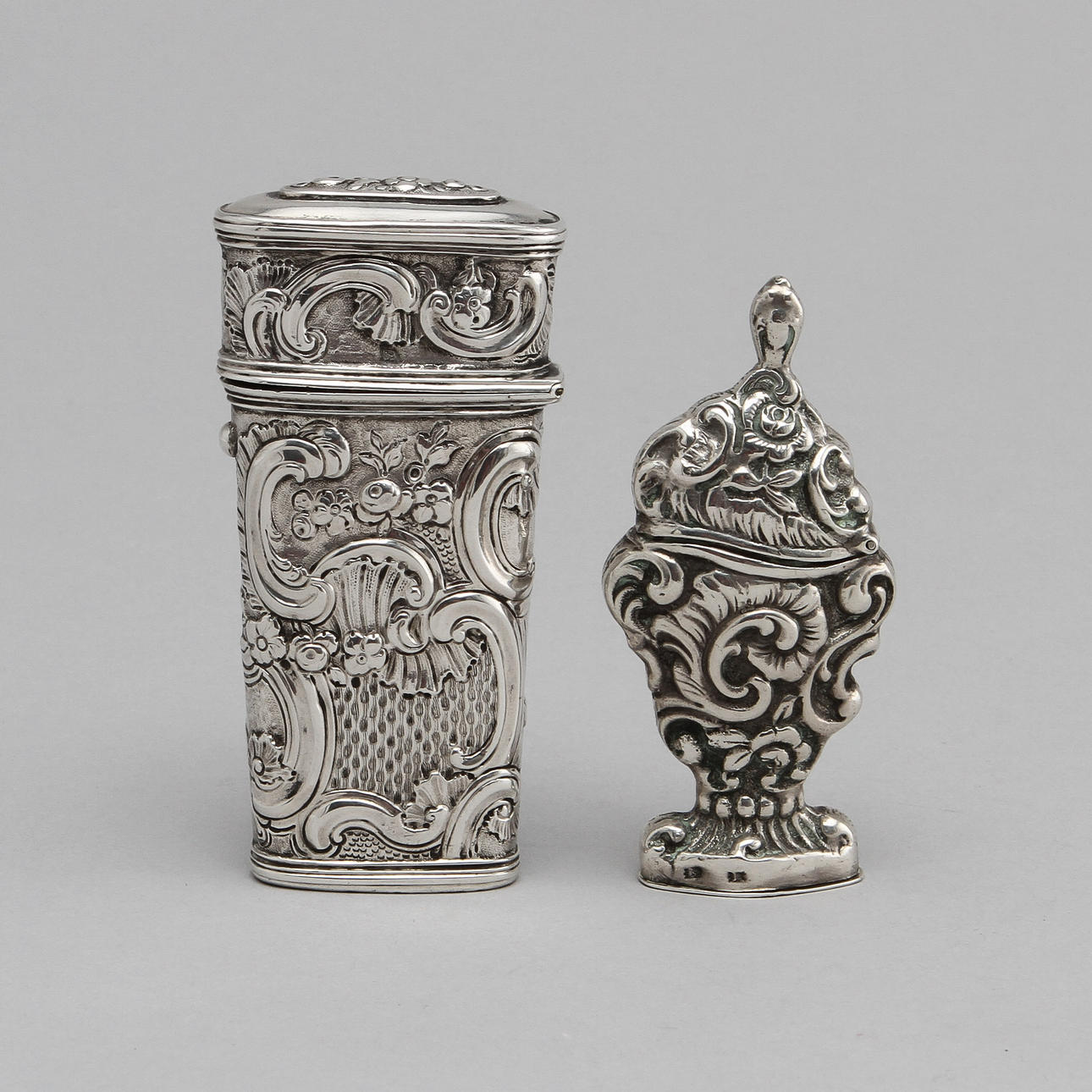 NECESSÄR samt LUKTDOSA, silver, otydliga stämplar.