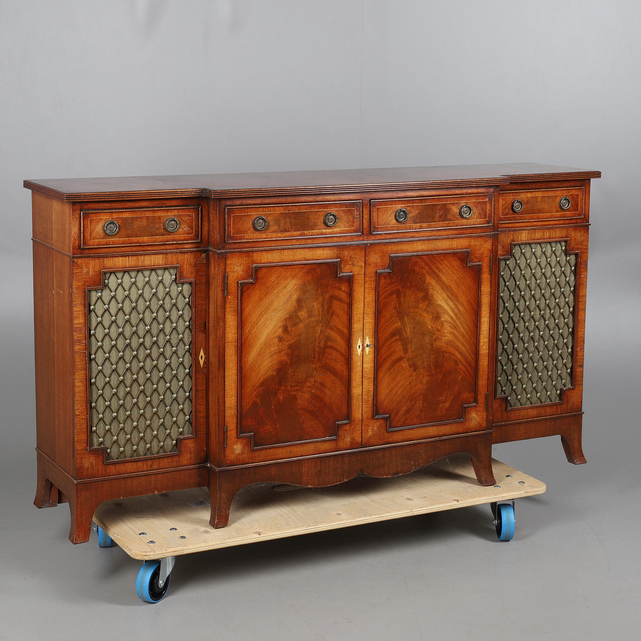EN REGENCY STIL MAHOGNY BREAKFRONT CHIFFONIER SIDOSKÅP.