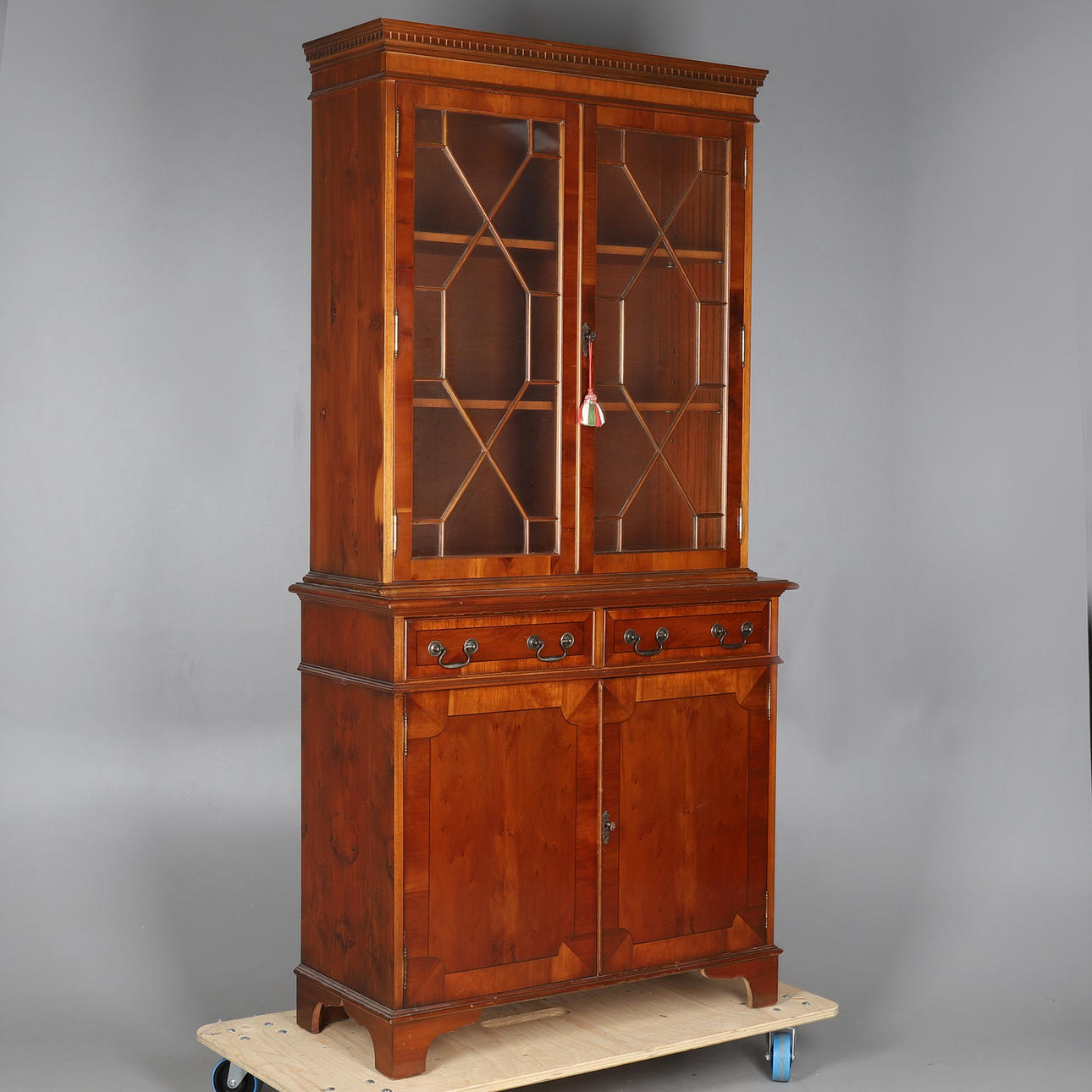 UNA LIBRERÍA DE MADERA DE TEJO ESTILO JORGE III.