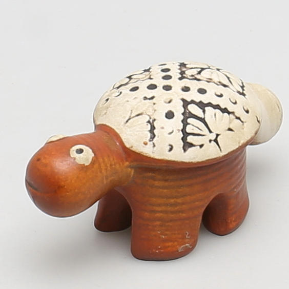 LISA LARSON. Figurin i stengods. Sköldpadda ur serien "Jura", Gustavsberg. 1971-1977.