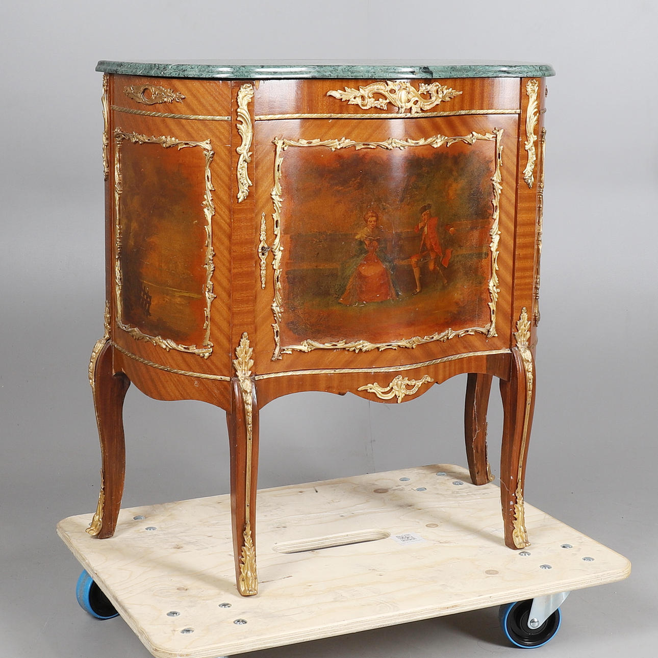 EIN SEITENSCHRANK IM VERNIS-MARTIN-STIL MIT MARMORDECKEL.