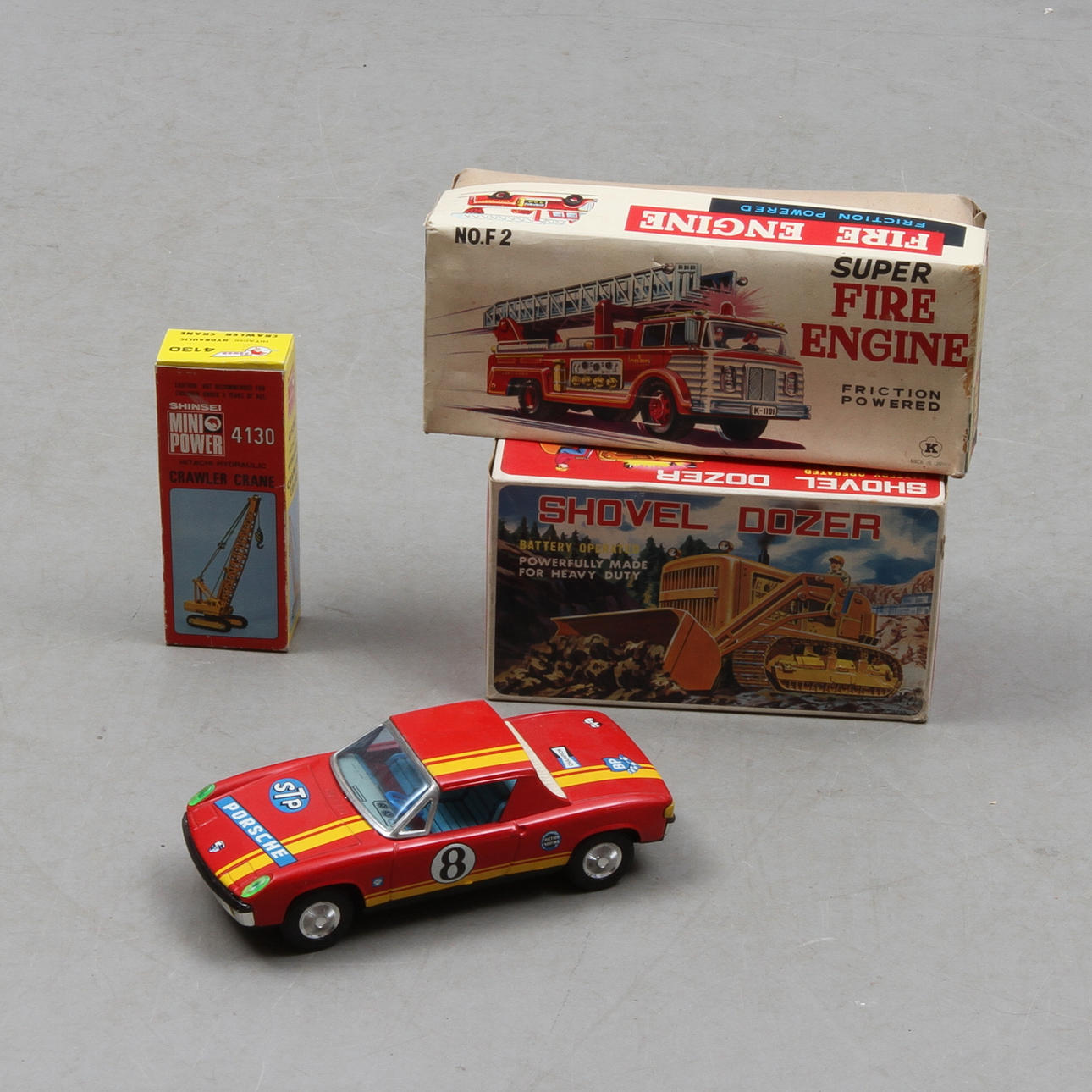 PLÅTLEKSAKER YOSHINO TOYS KY Bulldozer, FIRE ENGINE K, KRAN , PORSCHE KOREA. Delvis originalkartonger.