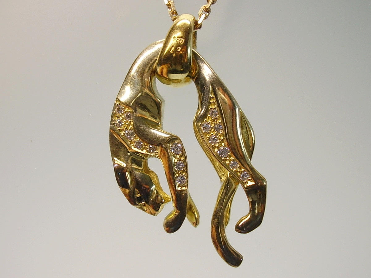 COLGANTE PANTERA CON CADENA PLATA Y ORO AMARILLO.