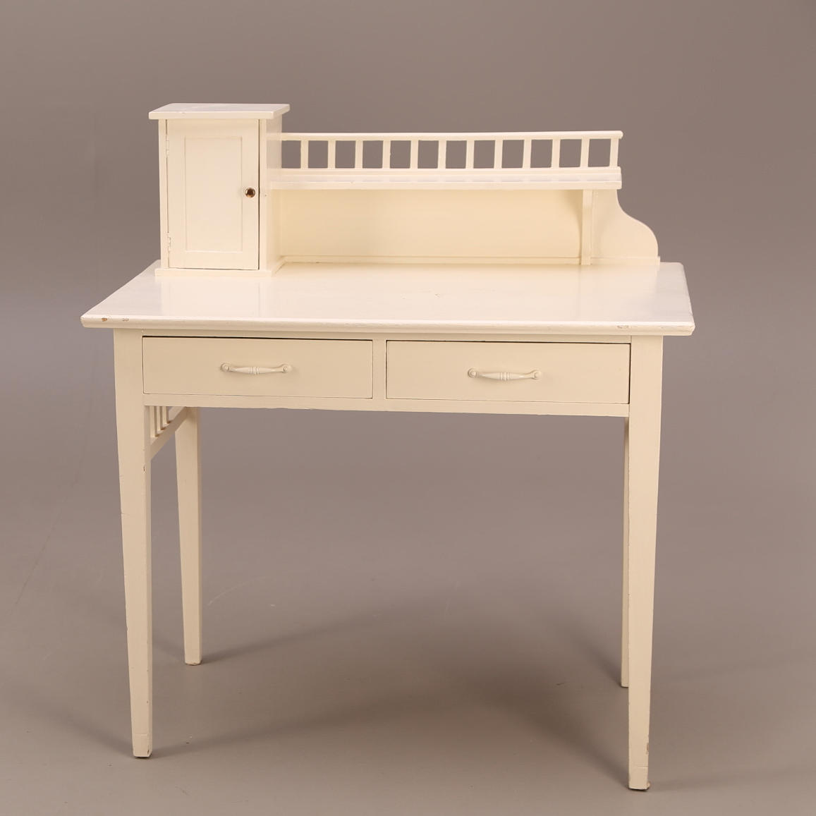 SKRIVBORD med uppsats, trä, vit, 2 lådor + 1 dörr.