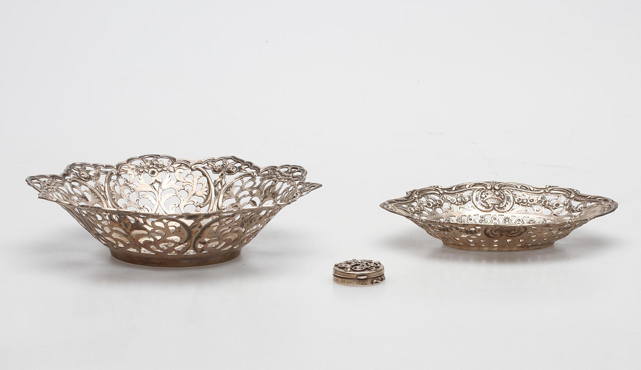 SILVERFÖREMÅL, 3 delar, vikt ca. 228,1 gram.